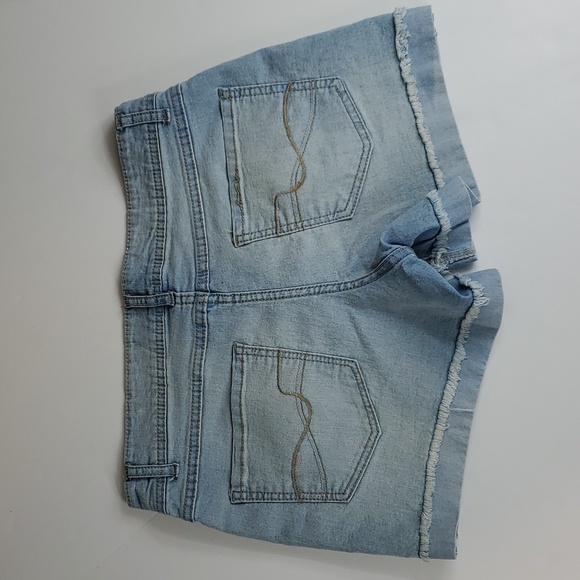 Faded Glory Women's Light Wash Frayed Edge Cuffed Denim Shorts - Picture 2 of 8